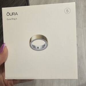 Oura Ring 4 in Gold Size 5, newest generation. Box never opened, Factory sealed!